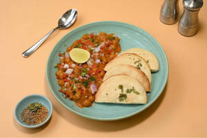 Chole Masala With Kulcha Bread