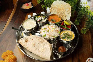 Jain Dal Fry Roti Combo Thali
