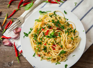 Chilli Garlic Noodles Chicken