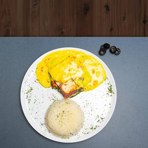 Cottage Cheese Steak Served With Curry Sauce
