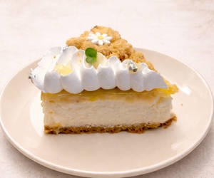 Pineapple Crumble Cheese Cake Slice [160 Grams]