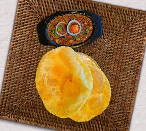 Chole bhature [2 bhature]