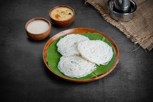 Idiyappam (3 Pcs) Coconut Milk & Kurma