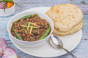 Chana masala with 6 poori
