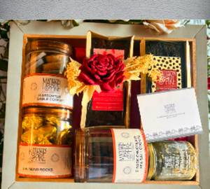 Eggless  Wooden Medium Hamper