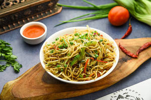 Hakka Noodles [Serves 2]