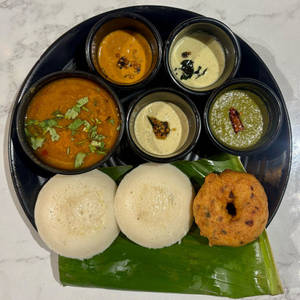 2 Pcs Regular Idli + 1 Vadamini Idli Bowl