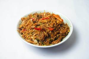 Spicy chicken Schezwan Singapore noodle