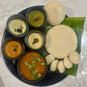 1 Thatte + 1 Regular + 5 Mini Button Idli