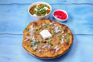 Onion Kulcha With Chana 