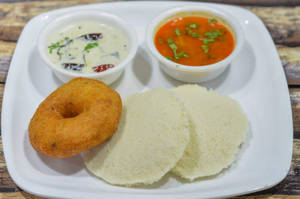 Idli Vada (2 Idli + 1 Vada)