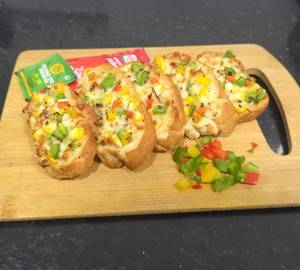 Vegetable Cheese Garlic Bread ( serve 4 pieces)