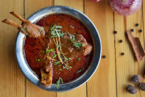 Chicken Masala (with Boiled Egg On Top)