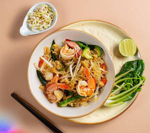 Pad See Ew Kung ( Prawn Thai Stir-fried Rice Noodles )