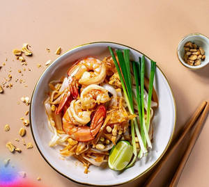 Pad Thai Kung ( Prawn Thai Rice Noodles With Tamarind & Peanut )