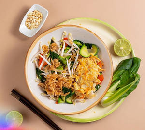 Pad See Ew Kai ( Egg Thai Stir-fried Rice Noodles )