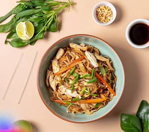 Pad Kee Mao Gai ( Chicken Thai Drunken Rice Noodles )