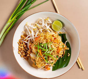 Pad Thai Kai ( Egg Thai Rice Noodles With Tamarind & Peanut )
