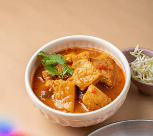 Phanaeng Gai ( Thai Chicken Peanut Red Curry Bowl )