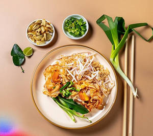 Pad Kee Mao Kai ( Egg Thai Drunken Rice Noodles )