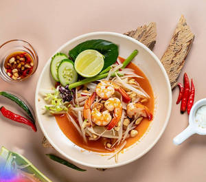 Som Tam Kung ( Thai Green Papaya Salad With Prawns )