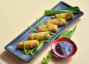 Poh Pia Tod Veg ( Thai Veg Spring Rolls ) (5 Pcs)