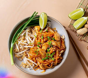 Pad Thai Gai ( Chicken Thai Rice Noodles With Tamarind & Peanut )