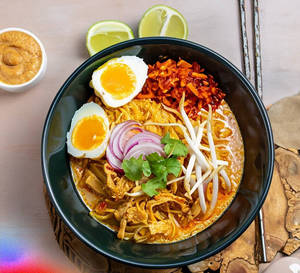 Khao Soi Gai ( Northern Thai Chicken Curry Noodles )