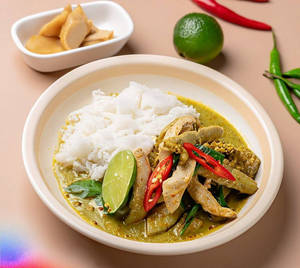Pad Kiew Wan Gai ( Thai Green Curry Chicken Stir-fry With Steamed Rice )