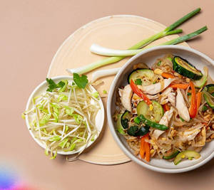 Pad See Ew Gai ( Chicken Thai Stir-fried Rice Noodles )
