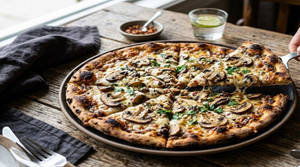 Mushroom Desi Makhani Pizza