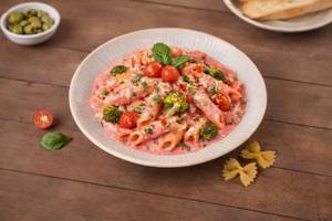 Penne pasta in mix sauce (veg)