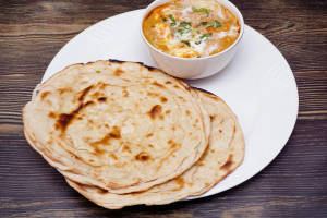 Kadai Paneer With 1 Butter Naan And 1 Laccha Paratha