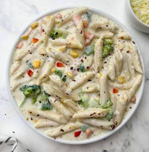 White creamy alfredo pasta