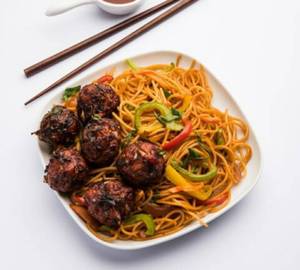 Hakka Noodles With Manchurian 