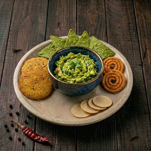 Masala Guac with Indian Cracker (6 pcs)