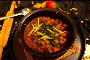 Pindi Channa With 2 Onion Kulcha