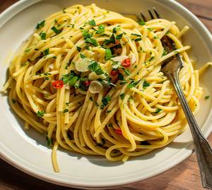 Chicken aglio e olio pasta