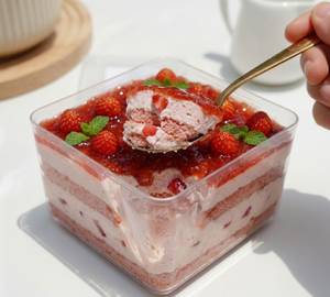 Strawberry Tiramisu Cake Tub [200 G]