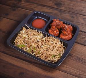 Veg chowmein with chilli chicken [4 pieces]