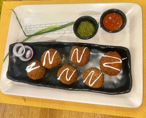 Chicken And Cheese Kurkure Momos [6 Pieces]