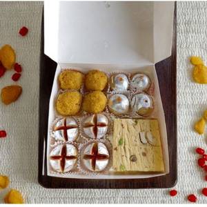 Mix Sweets Square Box (Medium)