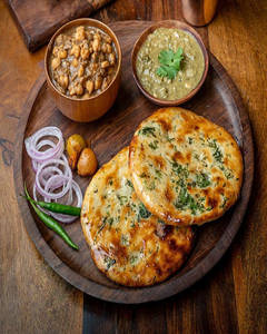 Amritsari Kulcha With Chana