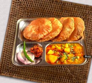 4 Poori+ Allo Ki Bhandare Vaali Sabji