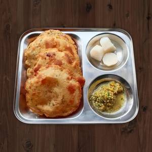 Aloo Poori (6 Piece) With Chutney