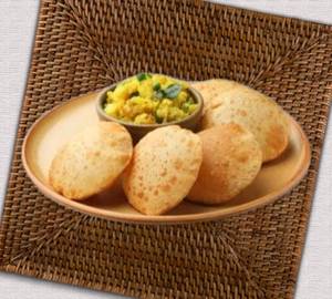 6 Poori With Aloo Ki Sabji
