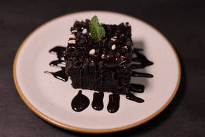 Hot Brownie With Choclate Sauce