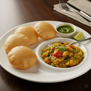 4 Poori With Bhaji