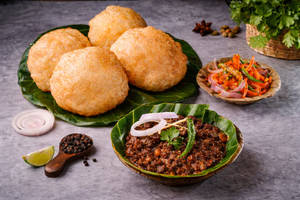 Poori Choley (4 Pcs.)