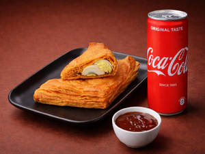 Classic Egg Puff + Coke Can 330 ML